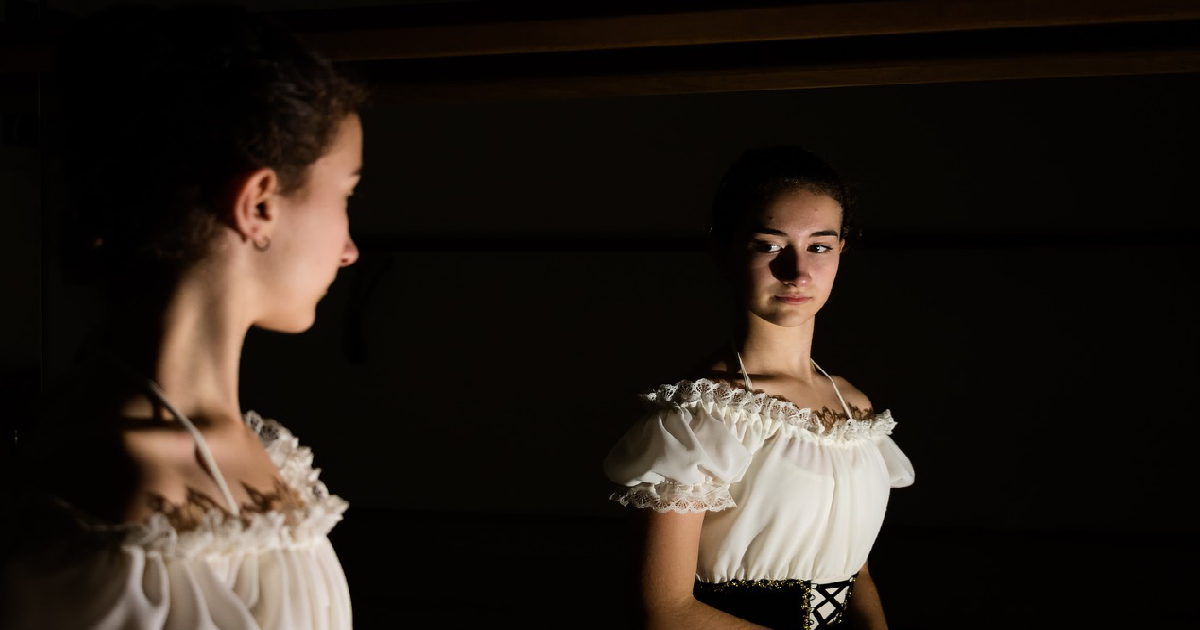 Image by Nicola Giordano from Pixabay mirror in lucid dreaming